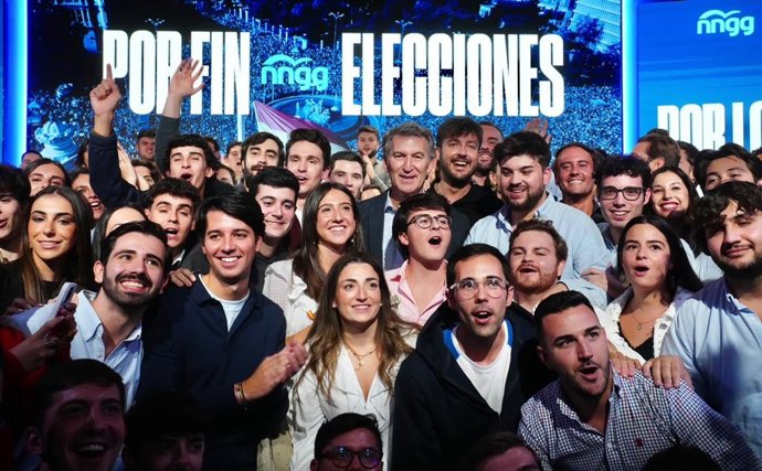 El presidente del Partido Popular, Alberto Núñez Feijóo, junto a miembros de Nuevas Generaciones tras su reunión con la Junta Directiva Nacional de la organización, a 9 de octubre de 2026.