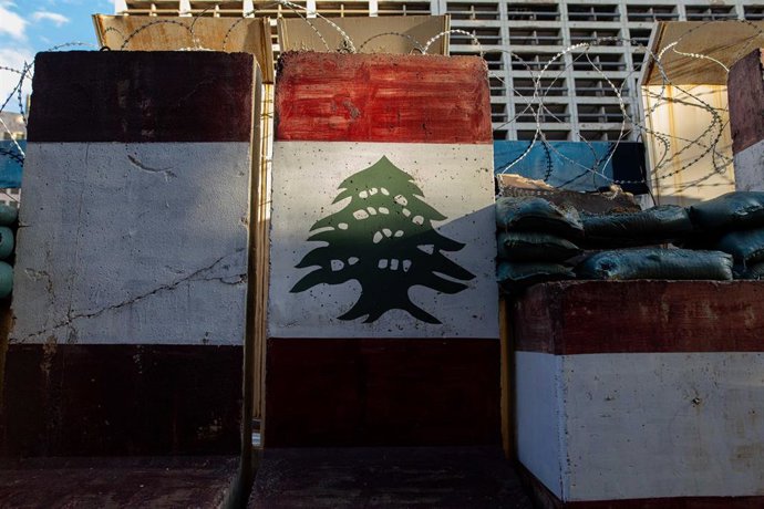 Archivo - Pintada de la bandera de Líbano en una barricada en Beirut