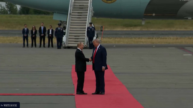 Trump anuncia que Rusia suministrará más de 300.000 toneladas de diésel a EEUU y