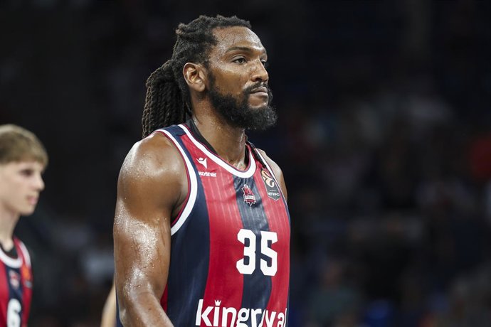 Kenneth Faried, do Kosner Baskonia Vitoria-Gasteiz, observa durante a partida da 1ª rodada da temporada regular da EuroLiga da Turkish Airlines entre o Baskonia Vitoria-Gasteiz e o Olympiacos Piraeus, na Fernando Buesa Arena, em 24 de setembro de 2026, em