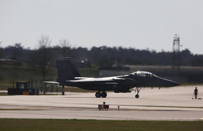 Archivo - Caza F15 se prepara para despegar de la base de la RAF en Lakenheath, Reino Unido
