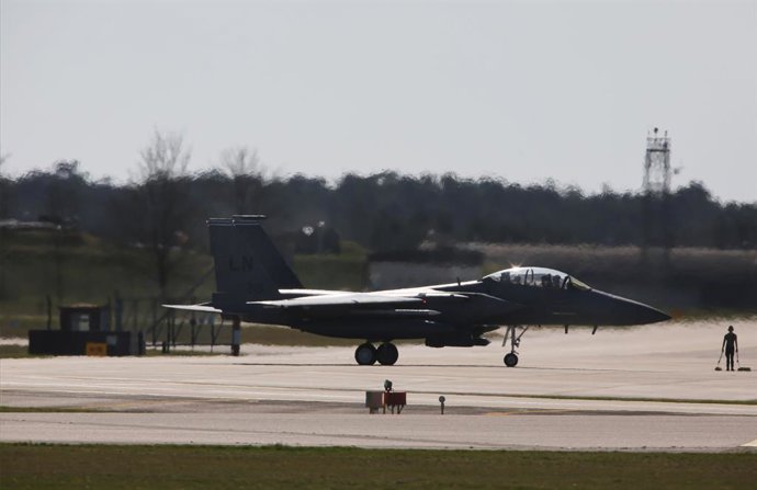 Archivo - Arquivo - 18 de março de 2026, Lakenheath, Reino Unido: Um F-15 sendo preparado para decolar em Lakenheath. A base da RAF em Lakenheath tem sido utilizada para o trânsito de aeronaves a caminho de zonas de conflito. Mais de 100 caças partiram da