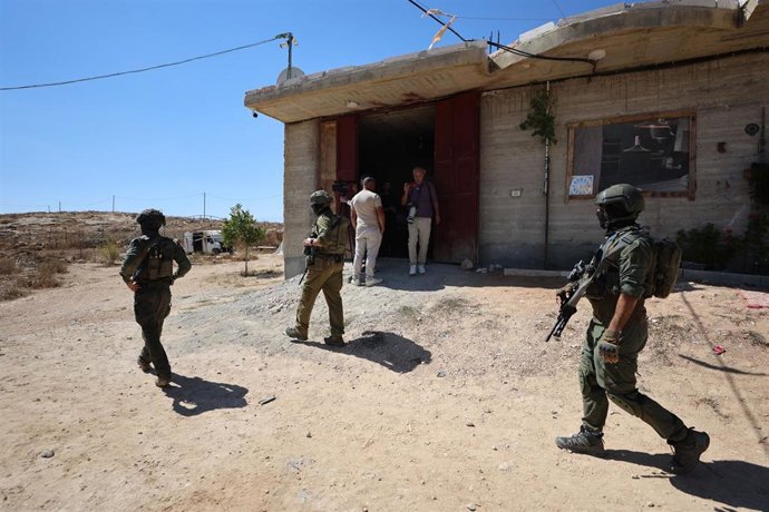Colonos israelíes rodeam la vivienda de una familia palestina al sur de Hebrón en presencia del  Ejército israelí