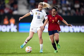 Archivo - Lindsey Horan of United States competes for the ball with Oihane Hernandez of Spain during the Wonen’s International Friendly match between Spain and USA at El Sadar on October 11, 2022, in Pamplona, Spain.