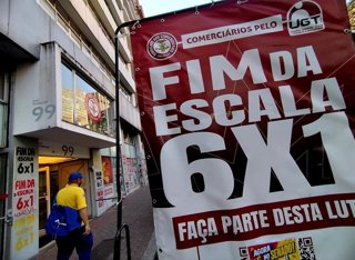 Archivo - Cartel que pide la introducción de la reducción de la jornada laboral en Brasil