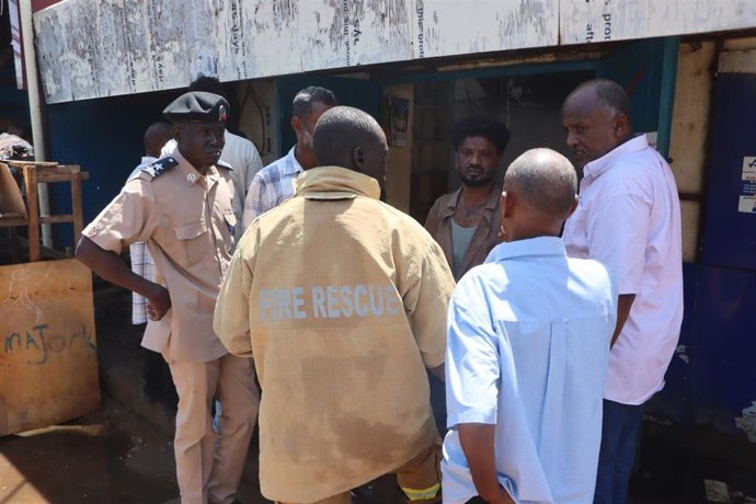 Archivo - Los bomberos y los vecinos trabajan para extinguir un incendio que ha arrasado cuatro tiendas del mercado de Konyo Konyo, en Juba (Sudán del Sur), mientras se informa de que unas conexiones eléctricas ilegales podrían haber contribuido al incend