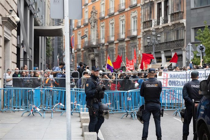 Agentes de la Policía en la protesta frente al Congreso de los acampados en la Puerta del Sol