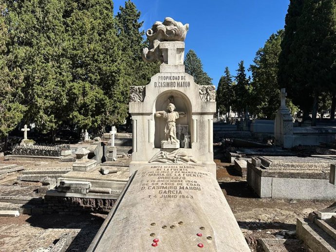 Tumba de Casimiro Mahou en la parte antigua del cementerio de la Almudena.