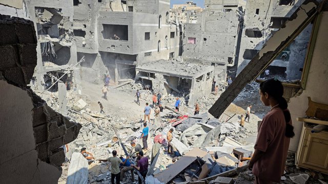 Palestinos inspeccionan los daños por un bombardeo perpetrado el 9 de octubre de 2026 por Israel contra Jan Yunis, en el sur de la Franja de Gaza, a pesar del acuerdo de alto el fuego firmado hace cerca de un año entre Israel y Hamás