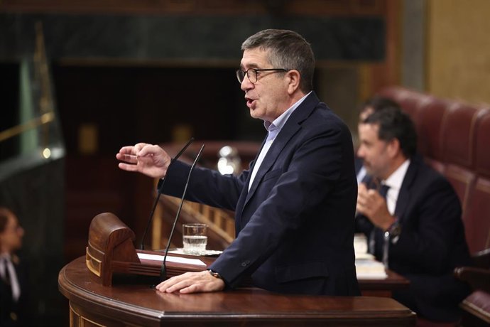 O porta-voz do PSOE, Patxi López, durante uma sessão plenária no Congresso dos Deputados, em 2 de outubro de 2026, em Madri (Espanha). O Congresso vota hoje a ratificação ou revogação dos dois Decretos Reais relativos à habitação publicados por