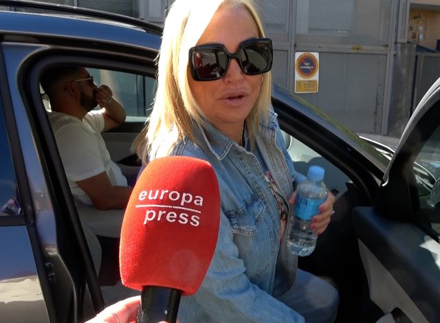 Belén Esteban hablando con la prensa en la puerta de su casa