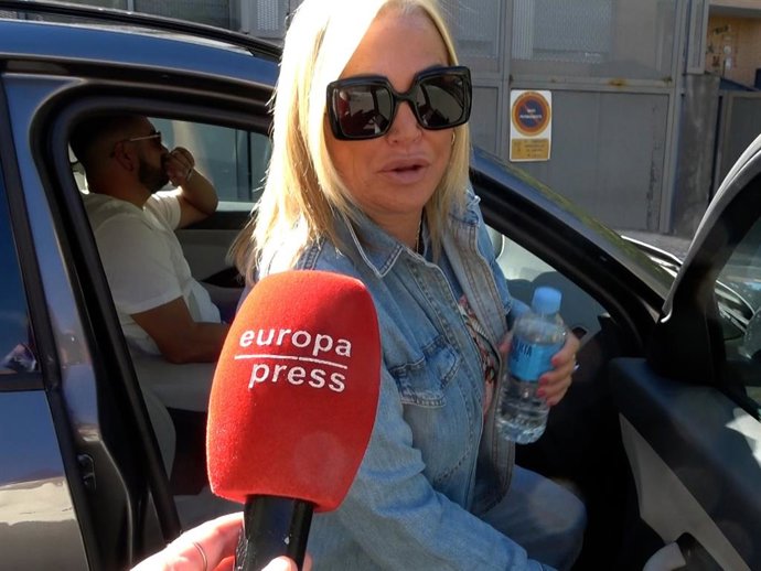 Belén Esteban hablando con la prensa en la puerta de su casa