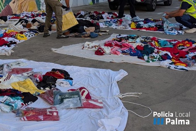 Operación en Palma contra la venta ambulante ilegal: más de 3.000 artículos confiscados en cuatro días.