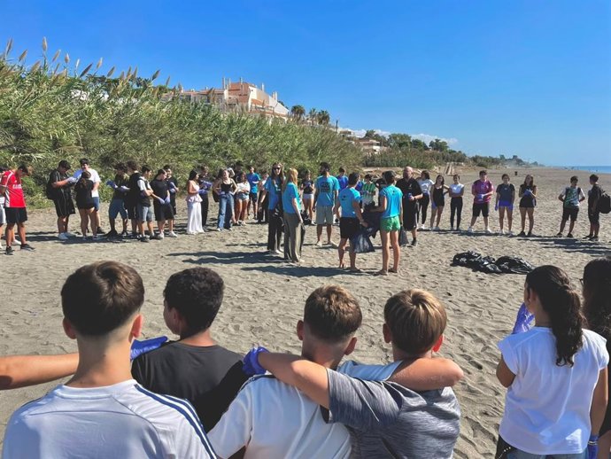 Alumnado del IES Zoco de Córdoba y del IES La Soledad de Villafranca durante una campaña de concienciación medioambiental sobre los océanos del centro Europe Direct Córdoba.