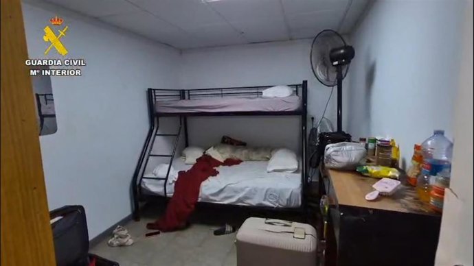 La Guardia Civil ha liberado a 25 mujeres, detenido a cuatro personas y desarticulado una organización criminal asentada en la isla de Ibiza y dedicada a la trata de seres humanos con fines de explotación sexual.
