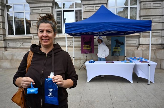 Reparto de dispensadores de bolsas con mosquetón y botellas plegables para la recogida de heces y orines de mascotas