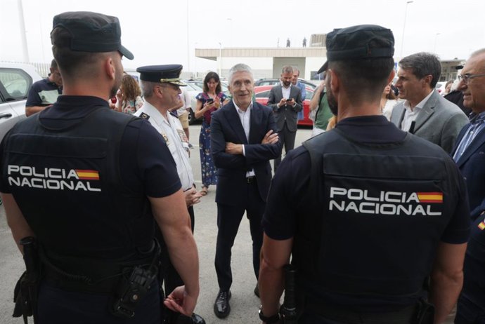 Archivo - El ministro del Interior, Fernando Grande-Marlaska (c), saluda a los agentes de Policía Nacional y Guardia Civil desplegados en la Operación Paso del Estrecho. ARCHIVO.