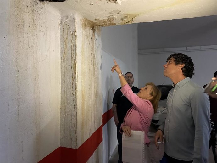 Los concejales del PSOE Begoña Medina y Pablo Orellana en uno de los edificios afectados por fuga de agua en la avenida de Andalucía.