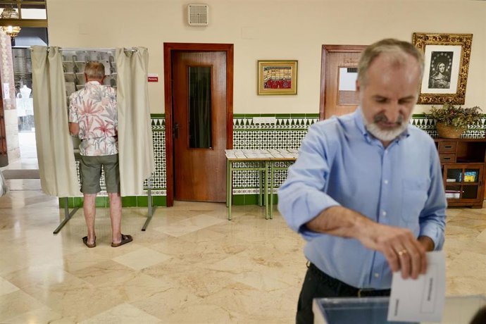 Archivo - Votantes en un colegio electoral en Málaga, a 9 de junio de 2024, en Málaga (Foto de archivo).
