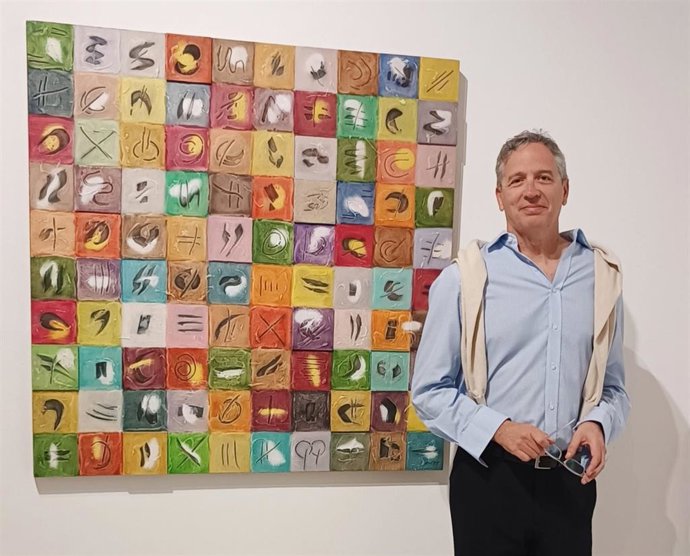 El creador multidisciplinar Francisco Arroyo Ceballos junto a una de sus obras.