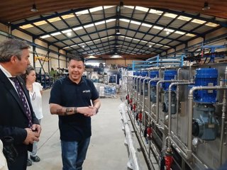 El delegado de Industria de la Junta en Granada, Gumersindo Fernández, visita Talleres Almicerán S.L.