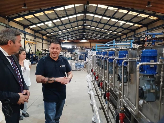 El delegado de Industria de la Junta en Granada, Gumersindo Fernández, visita Talleres Almicerán S.L.