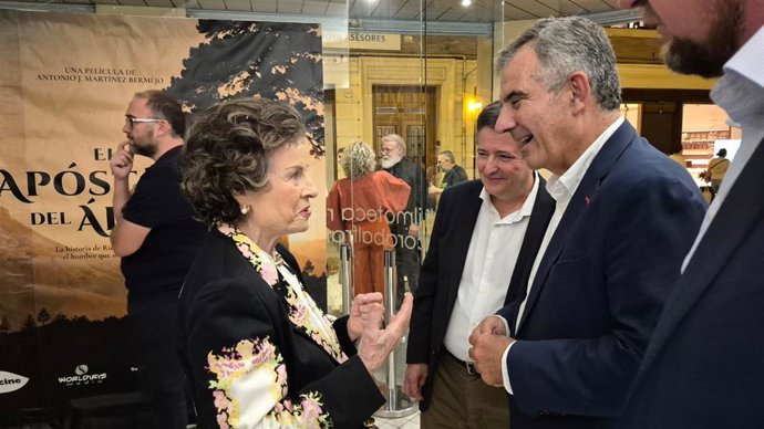 El consejero de Medio Ambiente, Industria, Universidades, Investigación y Mar Menor, Juan María Vázquez, departe con María del Pilar Cáceres Hernández-Ros, biznieta de Ricardo Codorníu, al finalizar la proyección del documental 'El apóstol del árbol'