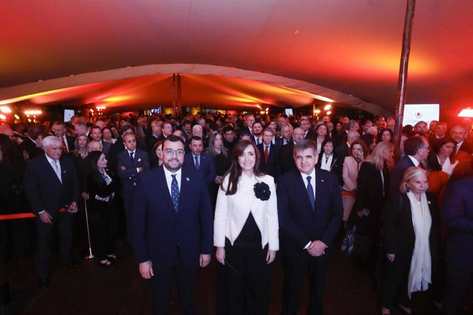 El presidente del Principado, Adrián Barbón; la vicepresidenta de Argentina, Violeta Villarroel; y el embajador de España en Argentina, Joquín de Arístegui.