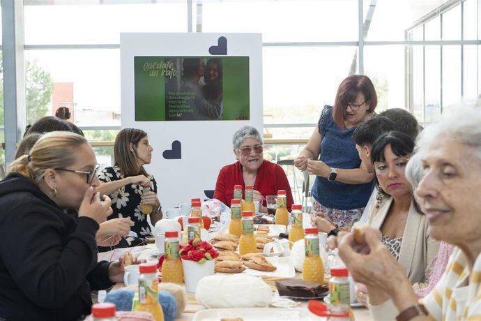 La iniciativa 'Quédate un rato' convierte espacios cotidianos en puntos de encuentro para promover la conversación, la atención plena y la conexión humana.  