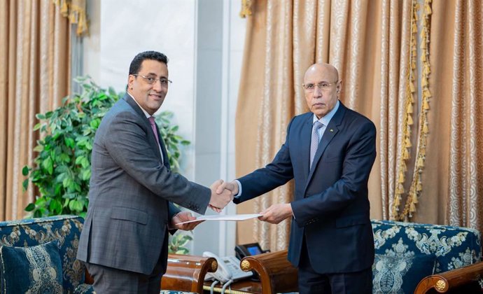 El presidente de Mauritania, Mohamed Uld Ghazuani, recibe al primer ministro, El Mojtar Uld Dya, en el palacio presidencial de Nuakchot