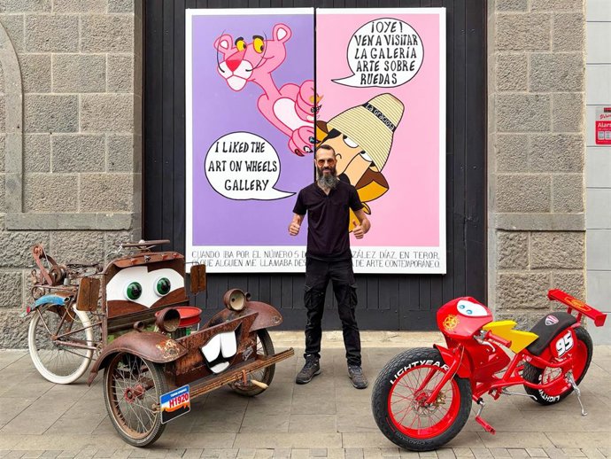 Aníbal García con sus bicicletas fantasía y un mural, que se pueden ver en la Biblioteca Insular de Gran Canaria