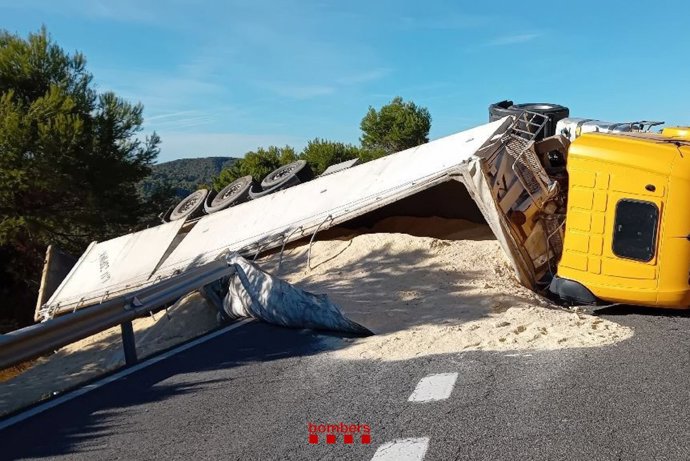 Imagen del camión volcado en Oliola (Lleida)