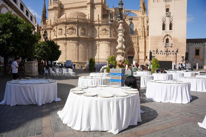 Imagen de los preparativos en la plaza Virgen de los Reyes de Sevilla para la celebración de una cena privada una cena privada. A 22 de septiembre de 2026 en Sevilla (Foto de archivo). 