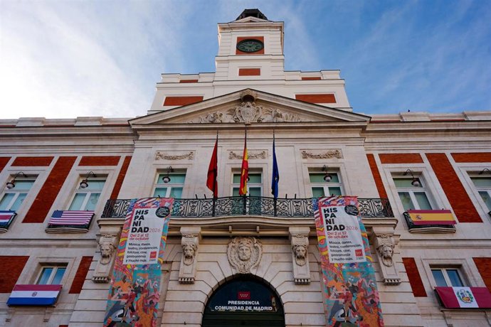 Banderas de los países hispanohablantes en la fachada de la Real Casa de Correos, sede del gobierno de la Comunidad de Madrid, con motivo del Día de la Hispanidad. Foto: Comunidad de Madrid