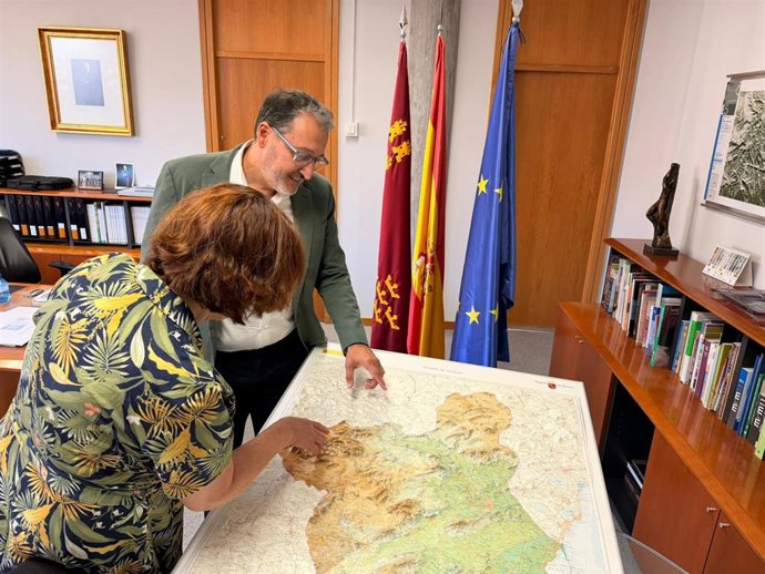 El director general de Ordenación del Territorio y Arquitectura, Javier Rollán, junto a un mapa de la Región de Murcia