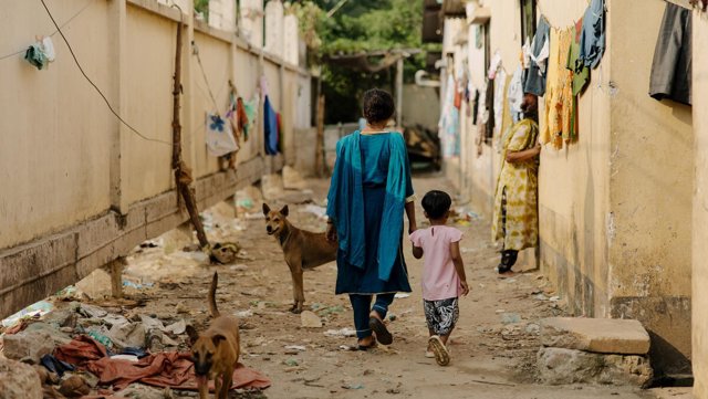Ruby con su hija en Bangladesh.