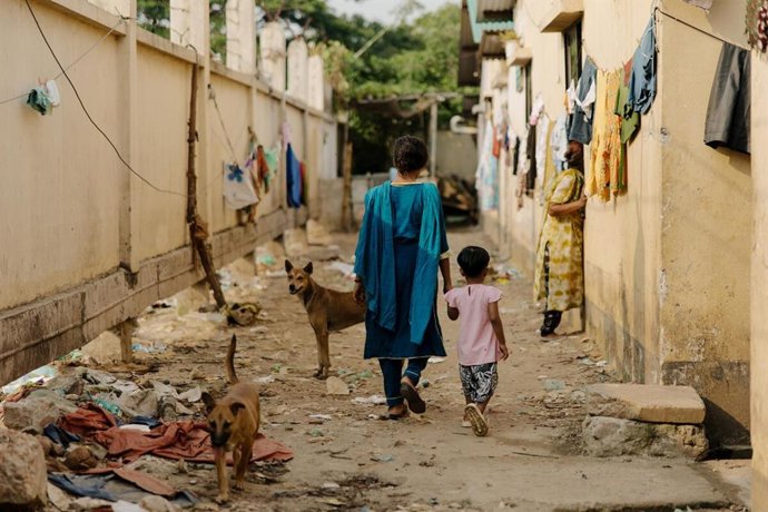 Ruby con su hija en Bangladesh.