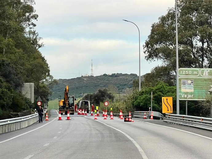 Archivo - Obras en la carretera N-340 a la altura de Vejer (imagen de archivo).