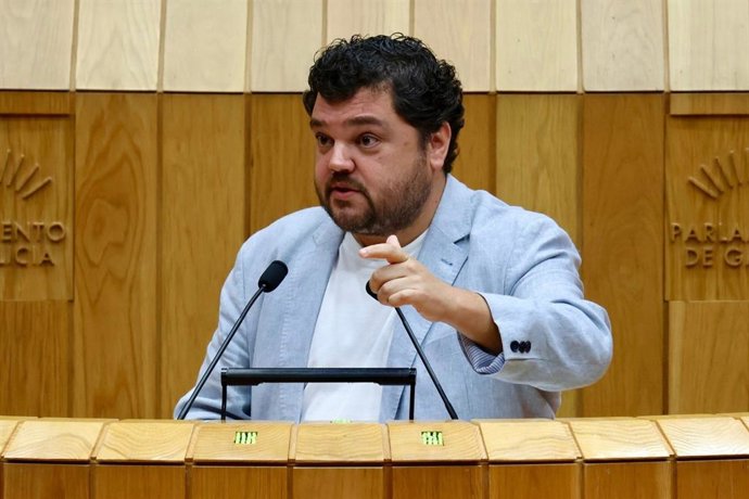 El portavoz de Sanidade del PSdeG, Julio Torrado, en un pleno del Parlamento de Galicia.