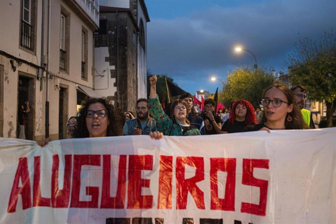 Un grupo de personas durante una concentración por el ‘Decreto Maricarmen’, a 28 de septiembre de 2026, en Santiago de Compostela, A Coruña, Galicia (España). Convocada por el Sindicato de Vivienda Compostela la protesta pretende mostrar el apoyo al ‘Decr
