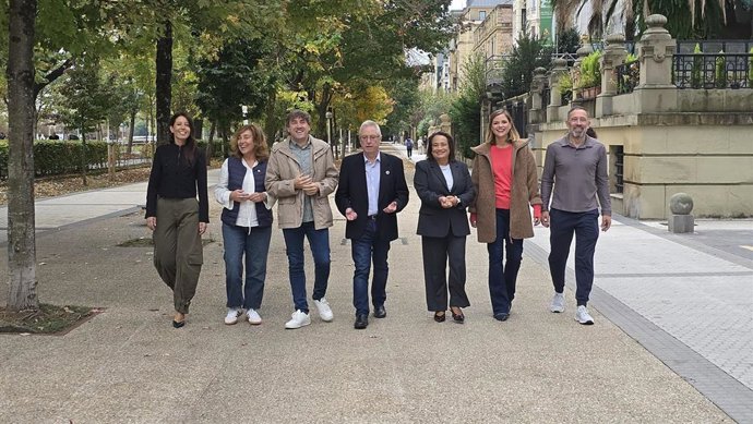 El secretario general del PSE-EE, Eneko Andueza, con cargos socialistas de Gipuzkoa