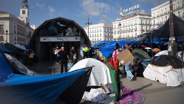 Acampada por la vivienda en la Puerta del Sol, a 7 de octubre de 2026, en Madrid (España).