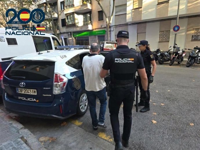 Detenidos en Palma tras ser pillados in fraganti cambiando pasaportes falsos por dinero.