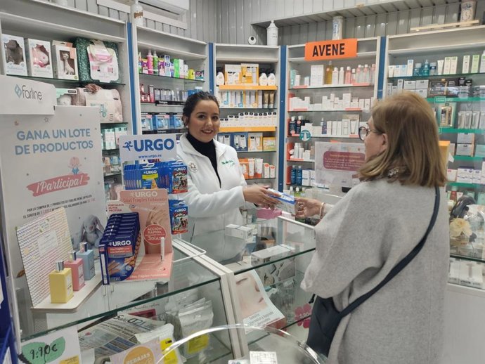 Dispensación de medicamentos en una farmacia.
