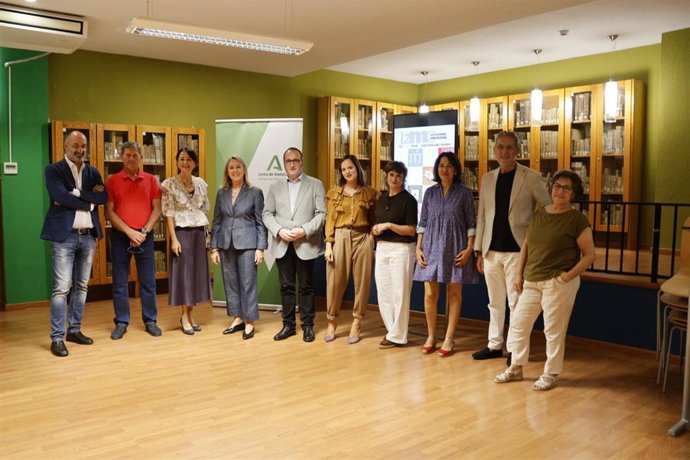 Foto de familia de la presentación de la programación de 'Octubre Cultural'.