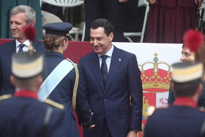 Archivo - El presidente de la Junta de Andalucía, Juanma Moreno, durante el acto solemne de homenaje a la bandera nacional y desfile militar por el 12 de octubre, en 2025
