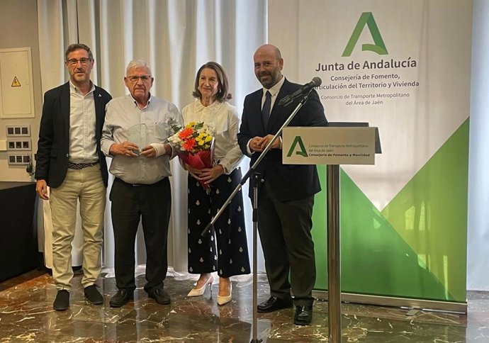 El delegado territorial de Fomento y Movilidad de la Junta de Andalucía en Jaén, Miguel Contreras, en el reconocimiento a Juan Montijano Sánchez.