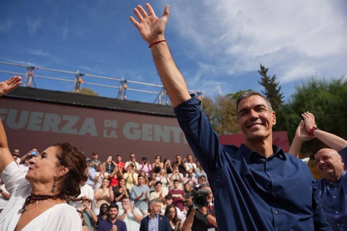 El secretario general del PSOE y presidente del Gobierno, Pedro Sánchez, participa en Dos Hermanas (Sevilla) en el primer acto de precampaña de las elecciones del 29N junto a la secretaria general del PSOE-A, María Jesús Montero.