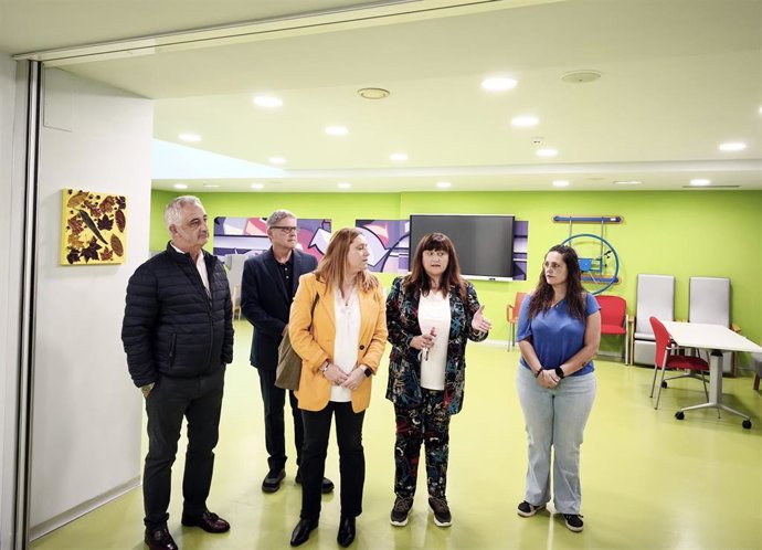 La consejera de Derechos Sociales y Bienestar, Nerea Monroy, visita el centro de día de Candás.