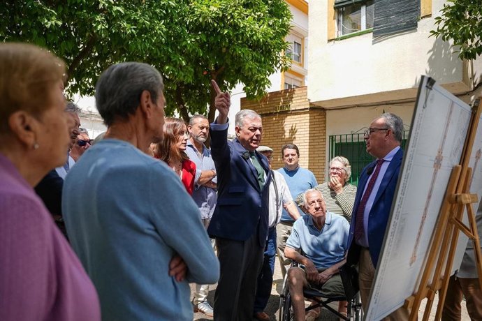 El alcalde de Sevilla, José Luis Sanz, en El Tiro de Línea.